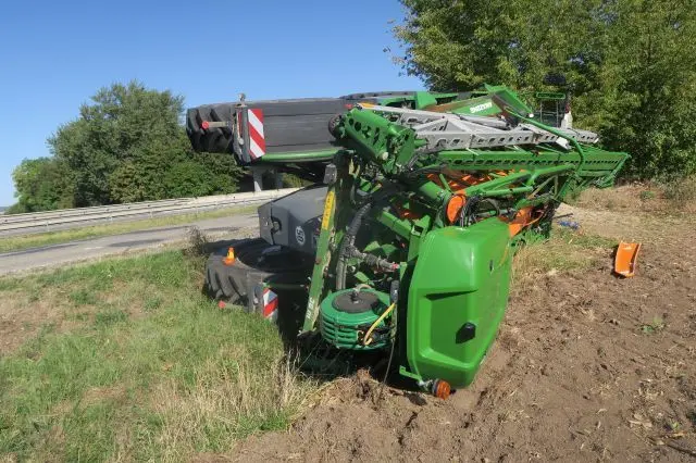 Mladík na Prostějovsku převrátil traktor, škoda milion korun
