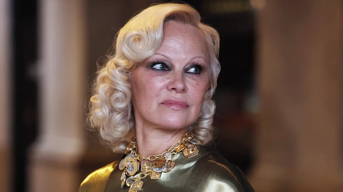 No make-up je pryč? Pamela Andersonová v Miláně všechny překvapila výrazným líčením