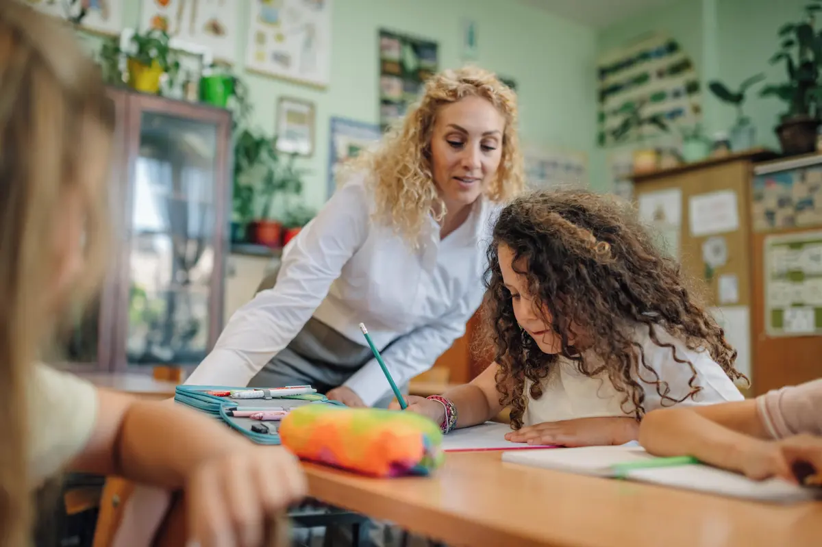 Sehnat kvalitního asistenta pedagoga je potíž. Prvňáčkům je školy dát musí