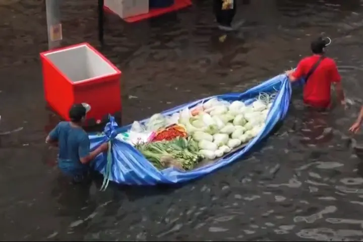 Zaplavené ulice Bangkoku vypadají jako plovoucí tržnice
