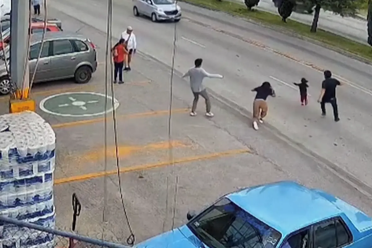 Tříletá holčička v Mexiku málem vběhla pod auto. Záchranu v poslední chvíli zachytila kamera
