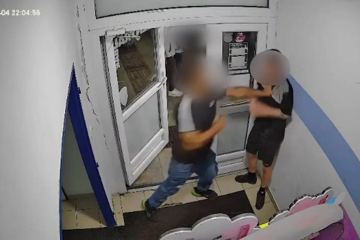 Muž si nasadil kovový boxer a zaútočil. Brutální napadení v klubu v České Lípě prověřuje policie