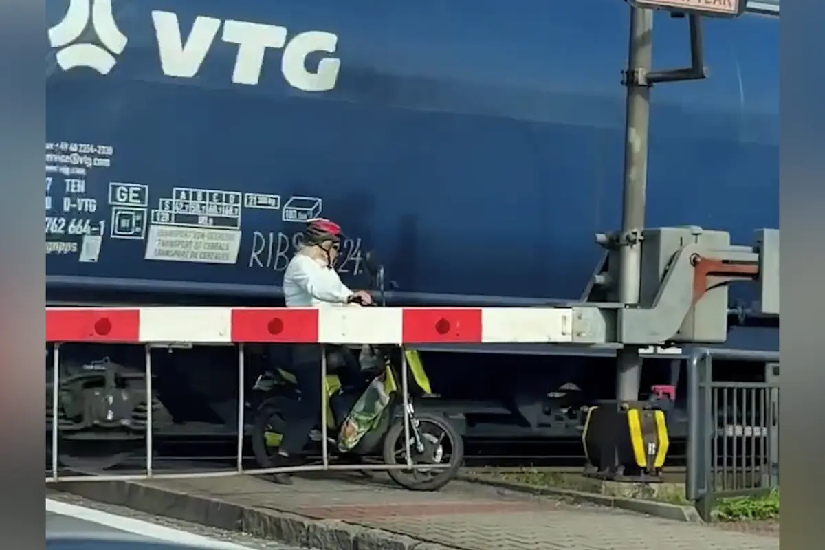 Žena na mopedu uvízla mezi závorami. Napínavou situaci natočil řidič