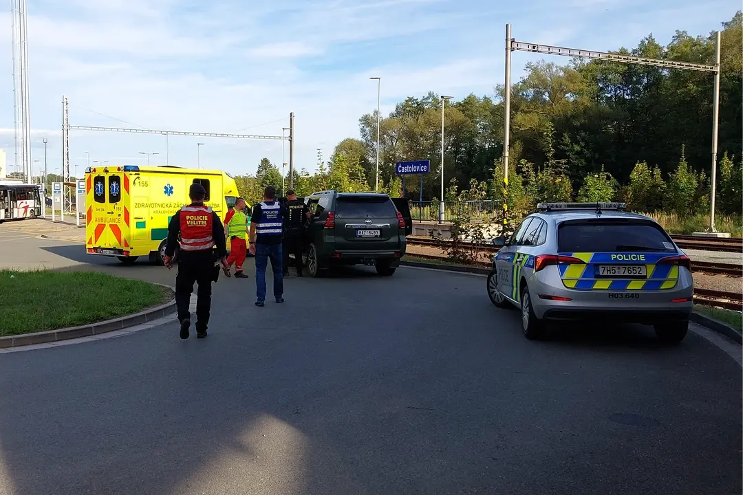 Nezletilou dívku z Rychnovska policisté vypátrali živou v blízkosti železniční tratě