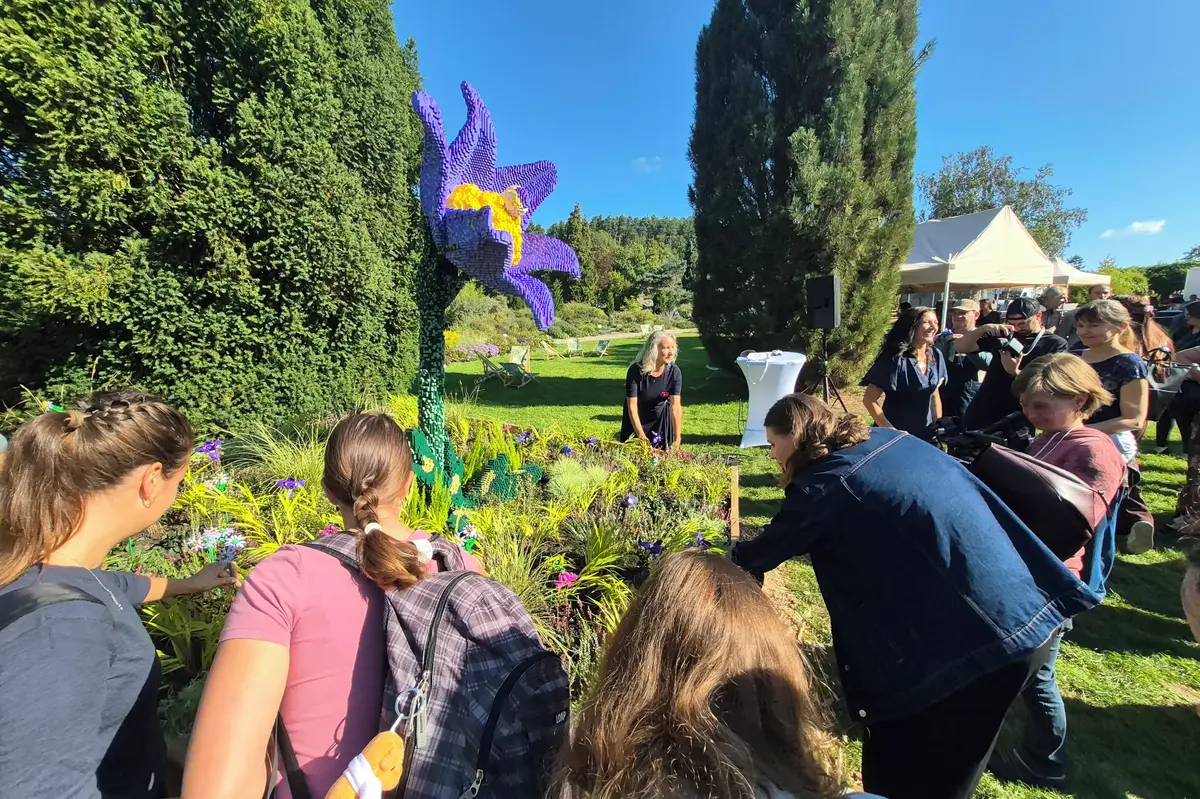 Květiny mizí z české přírody, proto teď rostou v pražské Botanické z Lego kostek