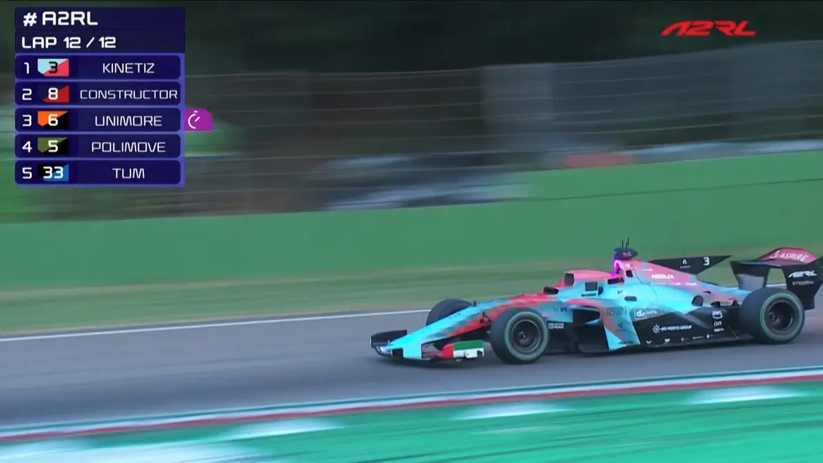 Formule bez řidičů poměřily síly na okruhu, nehodě se nevyhnuly