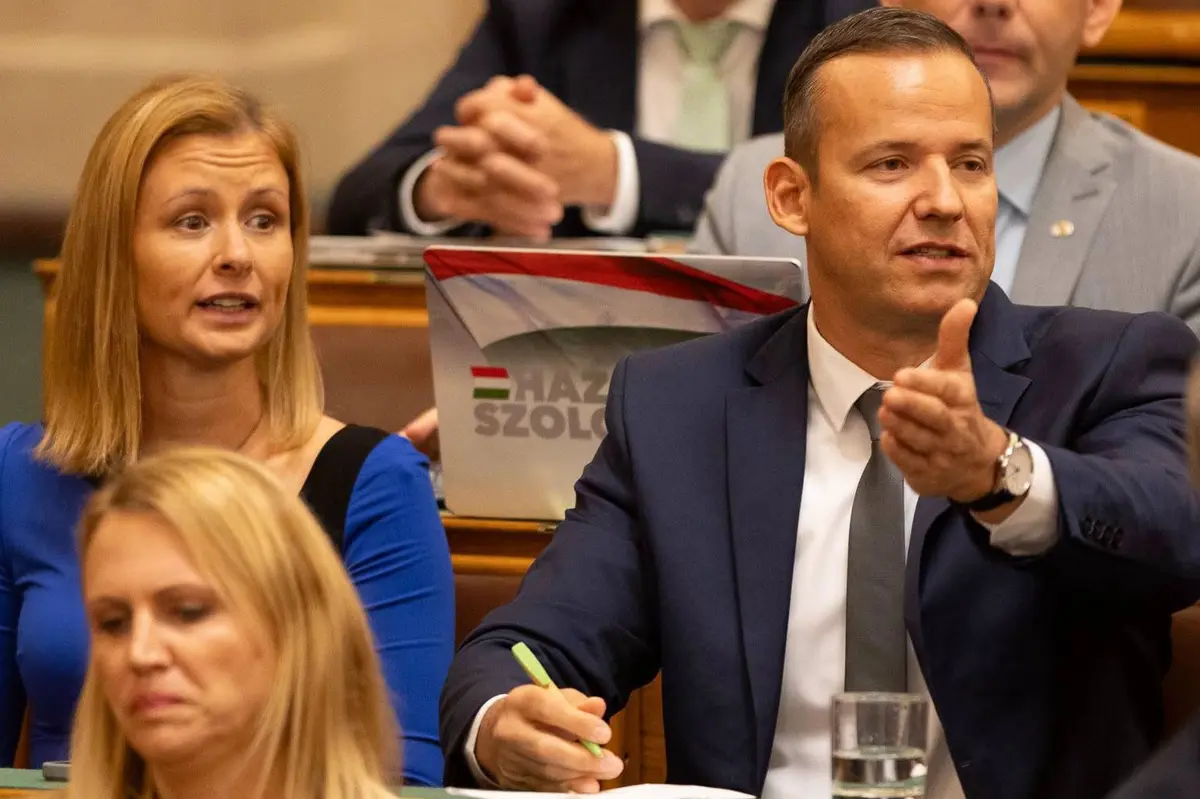 Opoziční poslanec označil premiéra Magyara za odporného červa, na týden ho vykázali z parlamentu