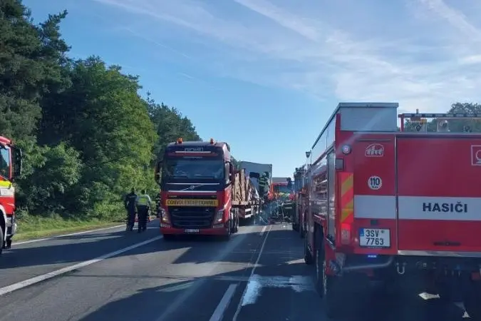 Tragická dopravní nehoda zablokovala dálnici D11, směr na Prahu je neprůjezdný