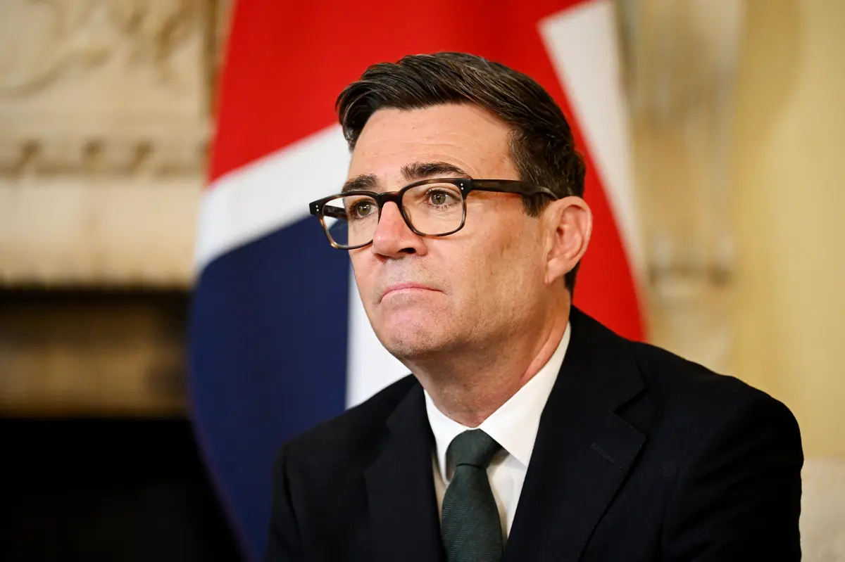 Britský premiér ruší program po smrti otce