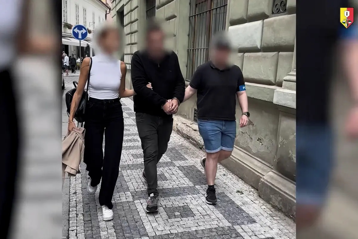 Kapsářky si v Praze natáčely, jak okrádají seniorku. Ze země je vyhostili