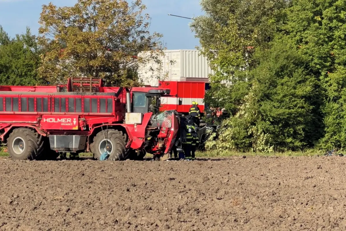 Zemědělský stroj vjel u Prahy do protisměru a srazil se s autem a dodávkou, jeden mrtvý