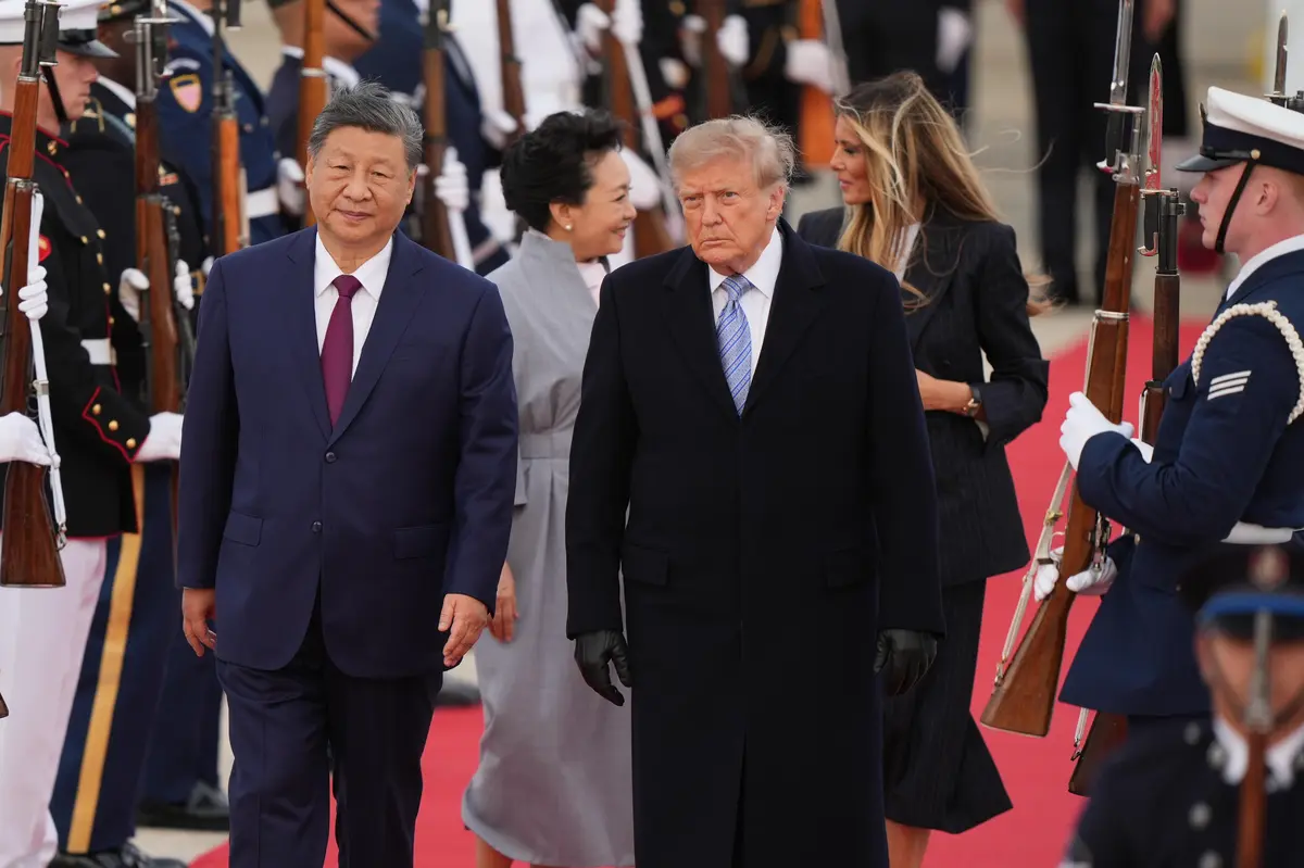 Nezvyklé gesto. Trump s pompou uvítal Siho už na letišti
