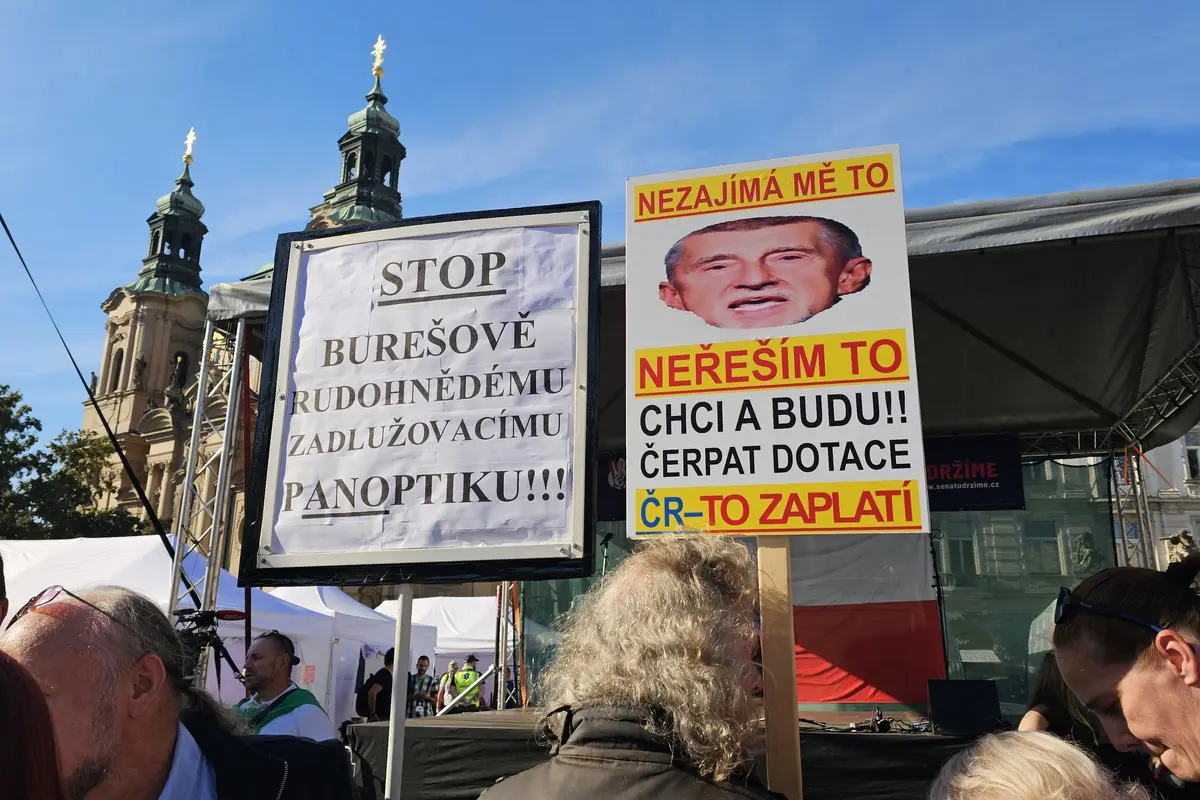 Lidé demonstrují na Staroměstském náměstí proti volbě extremistů