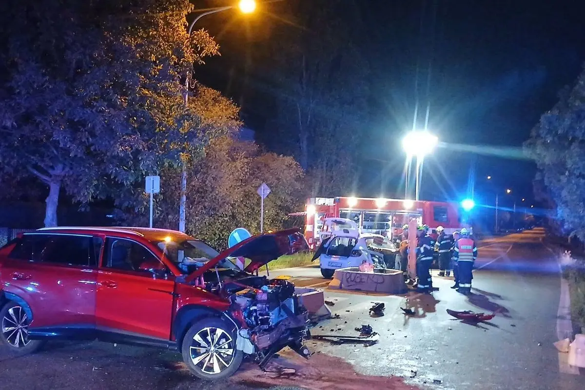 Mladý řidič v MG se v Plzni srazil s dacií, tři zranění