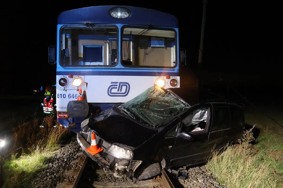 Vlak na Olomoucku sešrotoval auto uvízlé na kolejích. Z vozu těsně před tím prchlo pět lidí