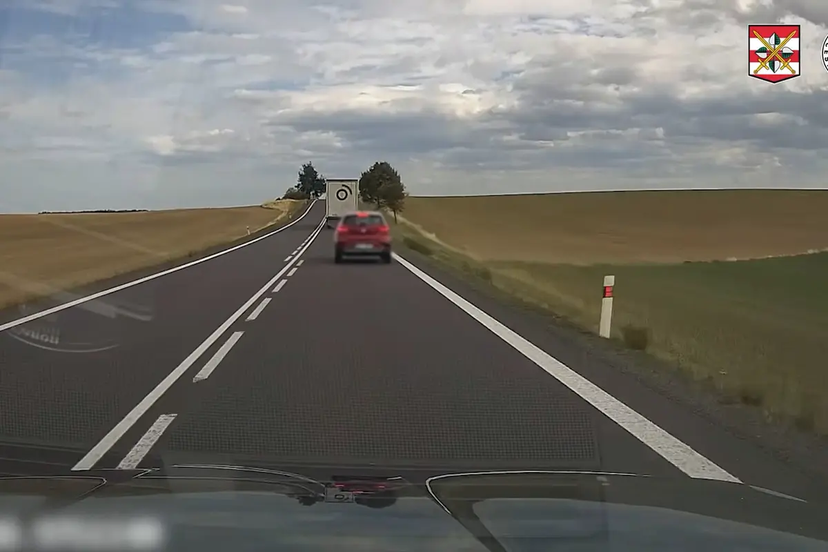 Senior přímo před policisty nebezpečně předjížděl kamion, málem smetl auto v protisměru