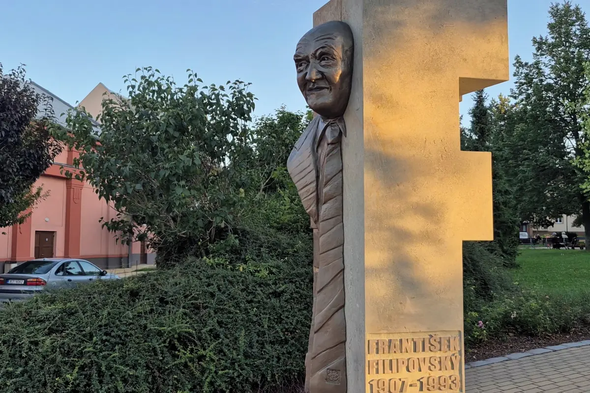 Herec Filipovský má v rodné Přelouči sochu
