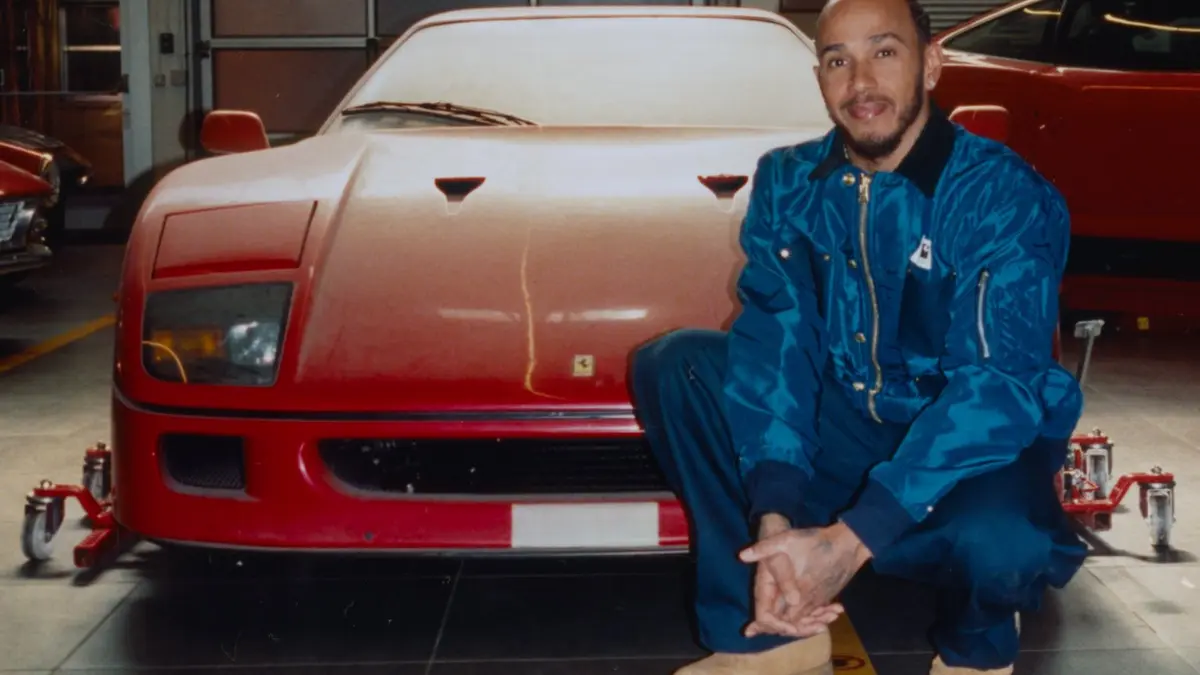 Hamilton se pochlubil vlastním Ferrari F40, 30 let bylo opuštěné