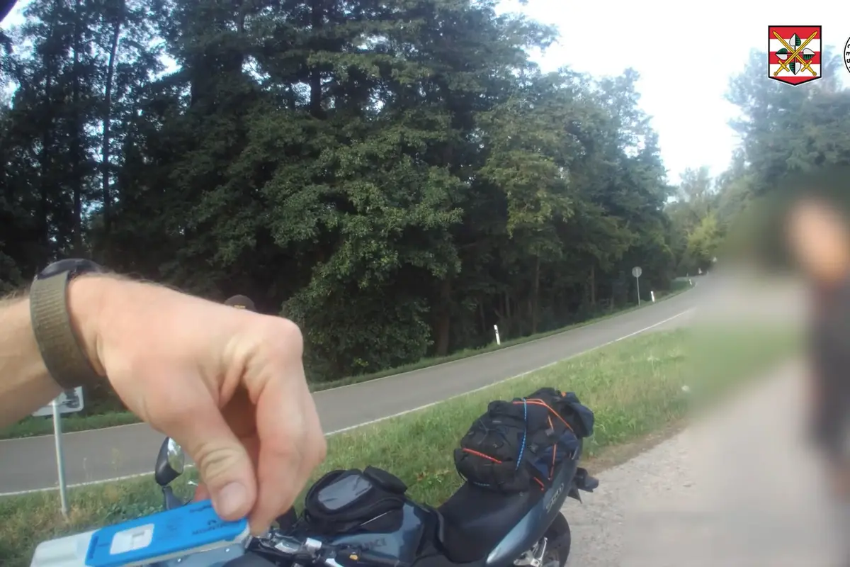 Motorkář povzbuzený pervitinem ujížděl na Hodonínsku policistům. Stroj mu sebrali