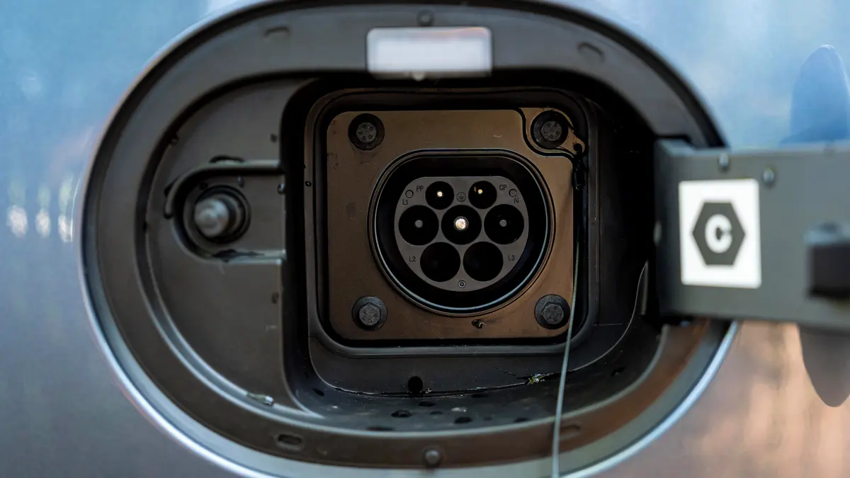 Rusové ve velkém přesedají na elektromobily, trápí je nedostatek paliv