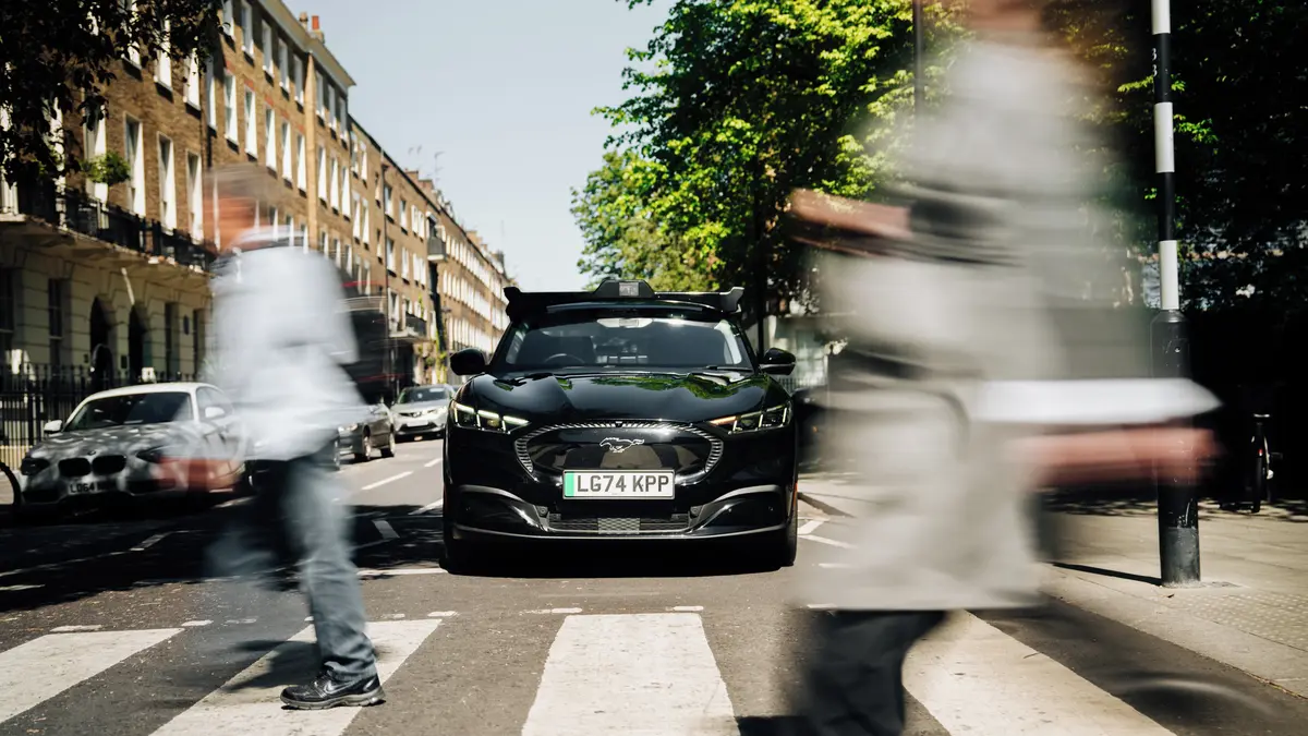 Novým londýnským taxi je autonomní elektrický Ford Mustang