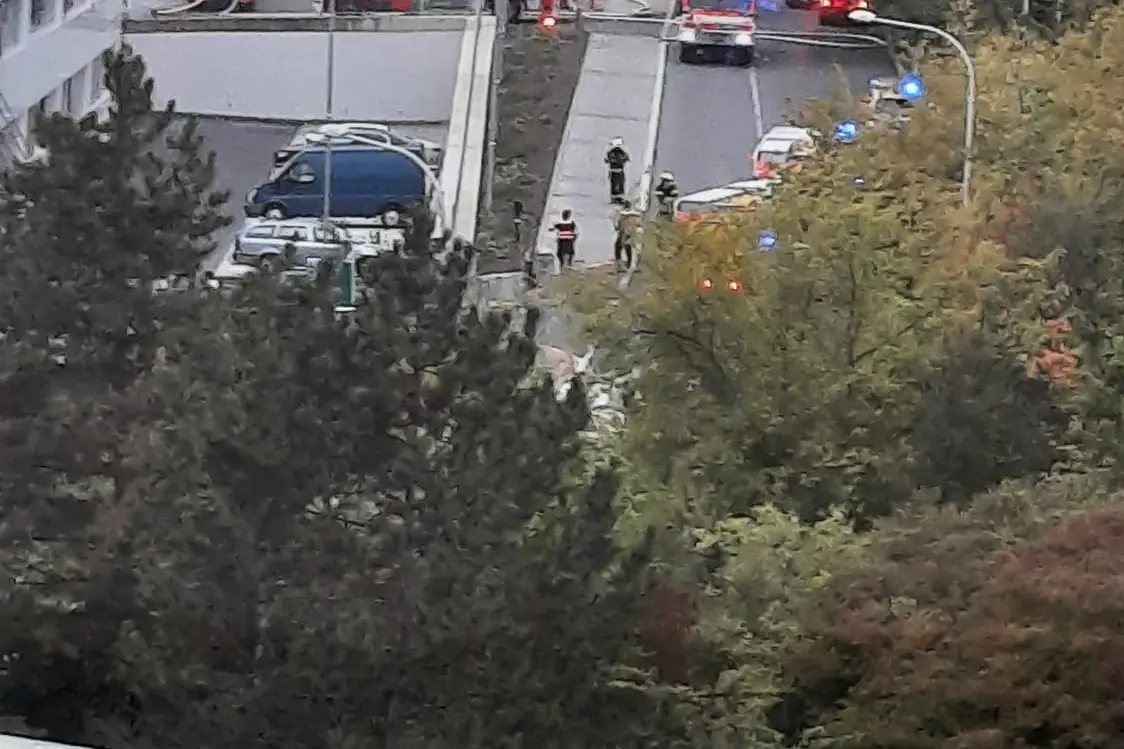 Na Homolce hoří onkologické centrum. Hasiči přistavili evakuační autobus