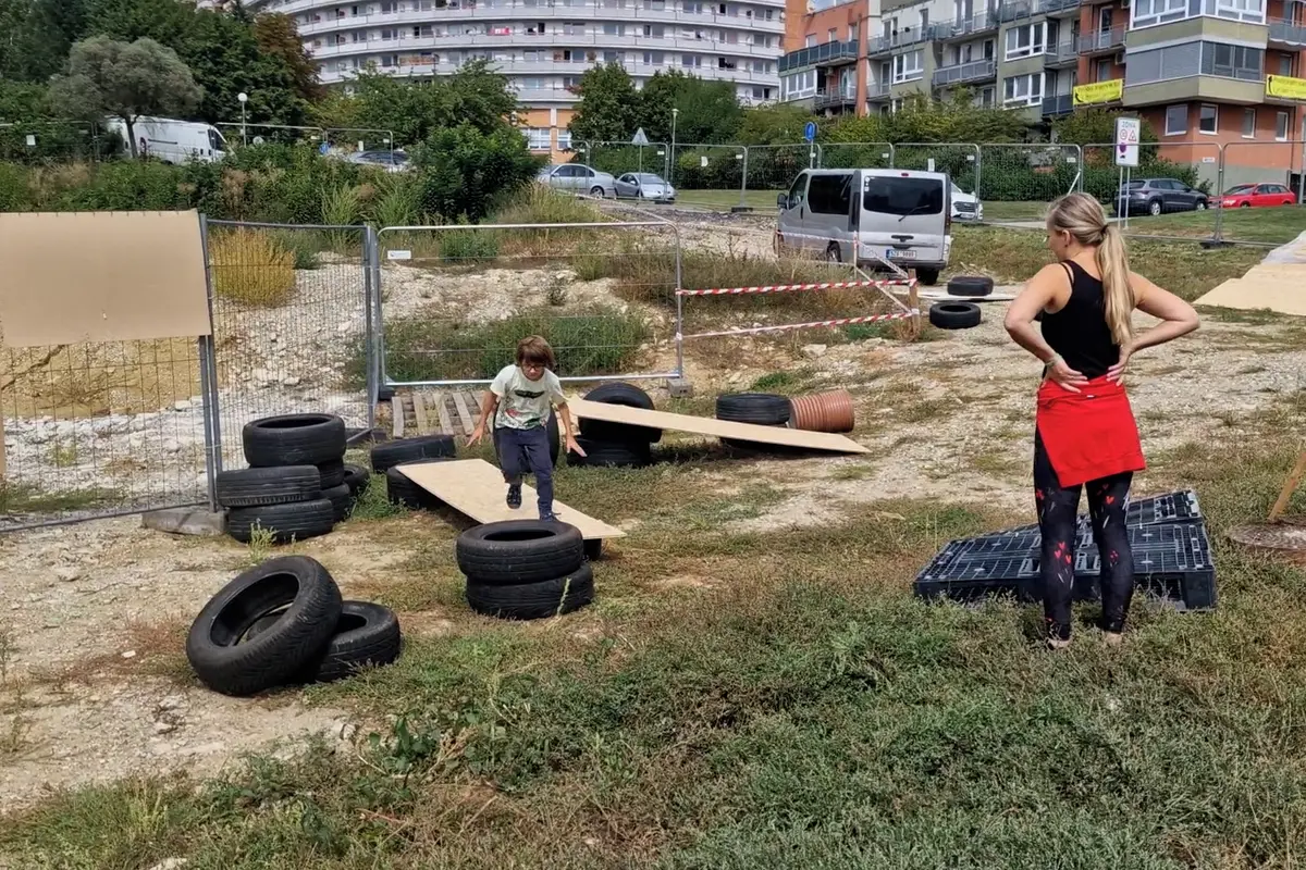 Šmoulí město ustoupí malým kutilům. Vznikne hřiště, které si děti postaví samy
