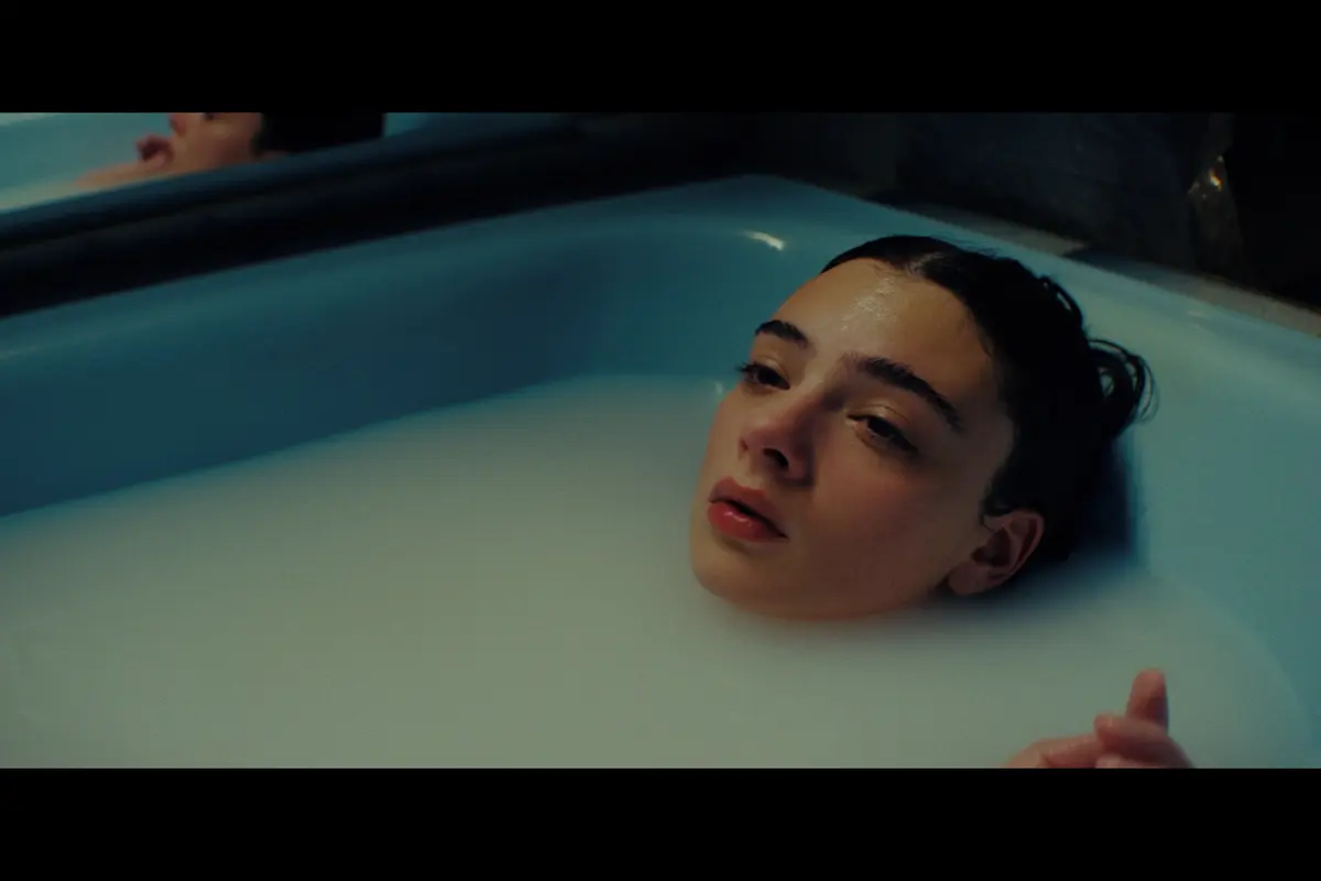 Nový, filmový, Fantom opery cílí na generace odchované internetem. Hlavní roli hraje dcera Monicy Bellucci