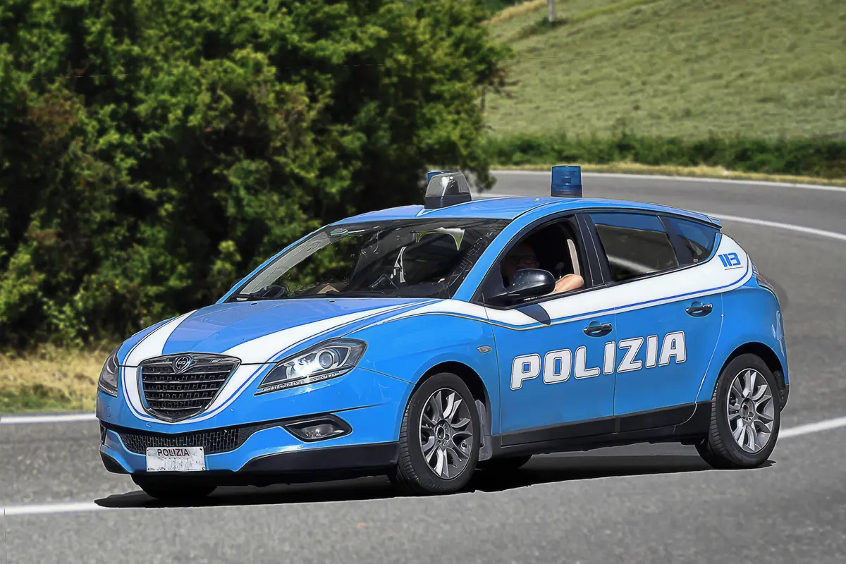 Zdrogovaná řidička ujela na italské dálnici v protisměru 50 kilometrů. Honičku s policií zachytily kamery