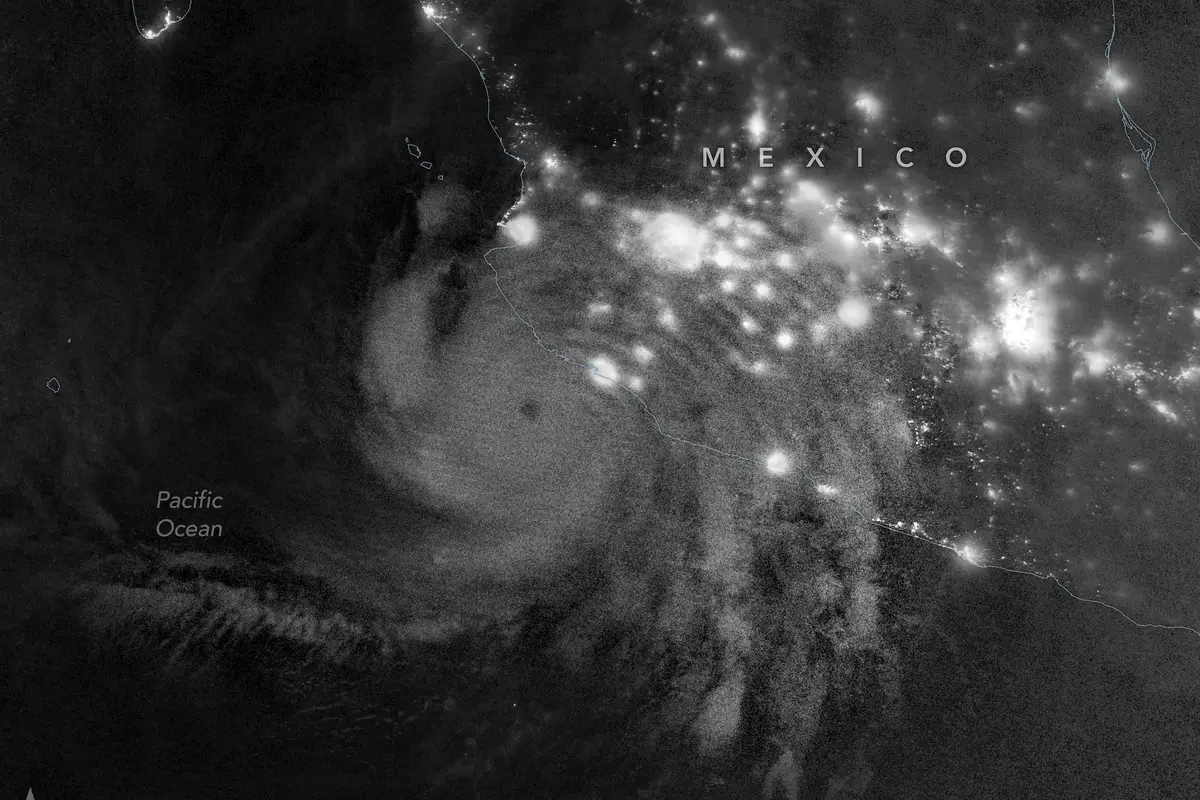 Hurikán Simon rozvlnil atmosféru desítky kilometrů nad Zemí. Neobvyklý jev zachytila družice