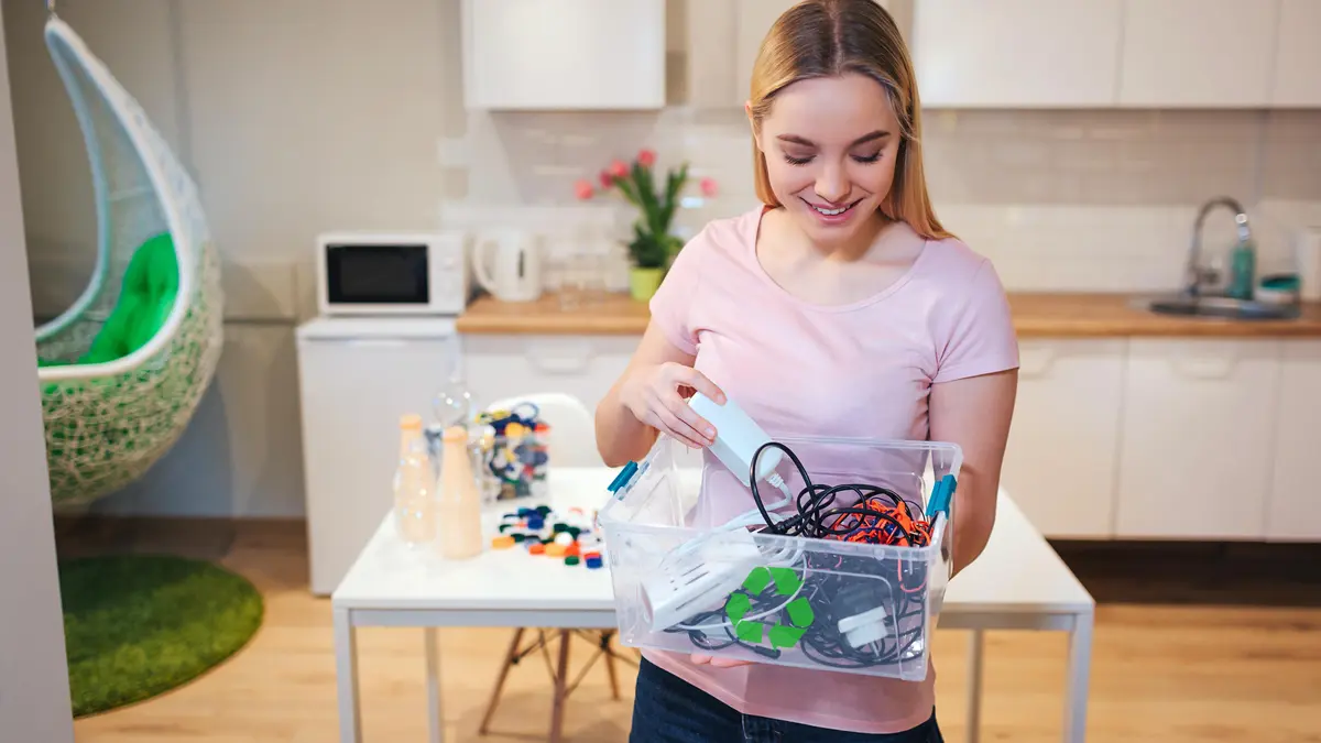 Staré kabely, návody k elektronice a další věci, které nemá smysl doma schovávat