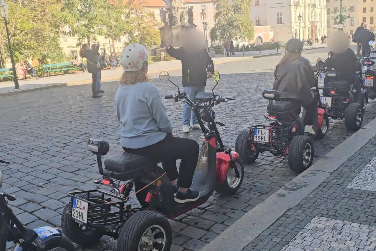 V zákazu vjezdu u Pražského hradu jezdí opakovaně elektrovozítka pro turisty