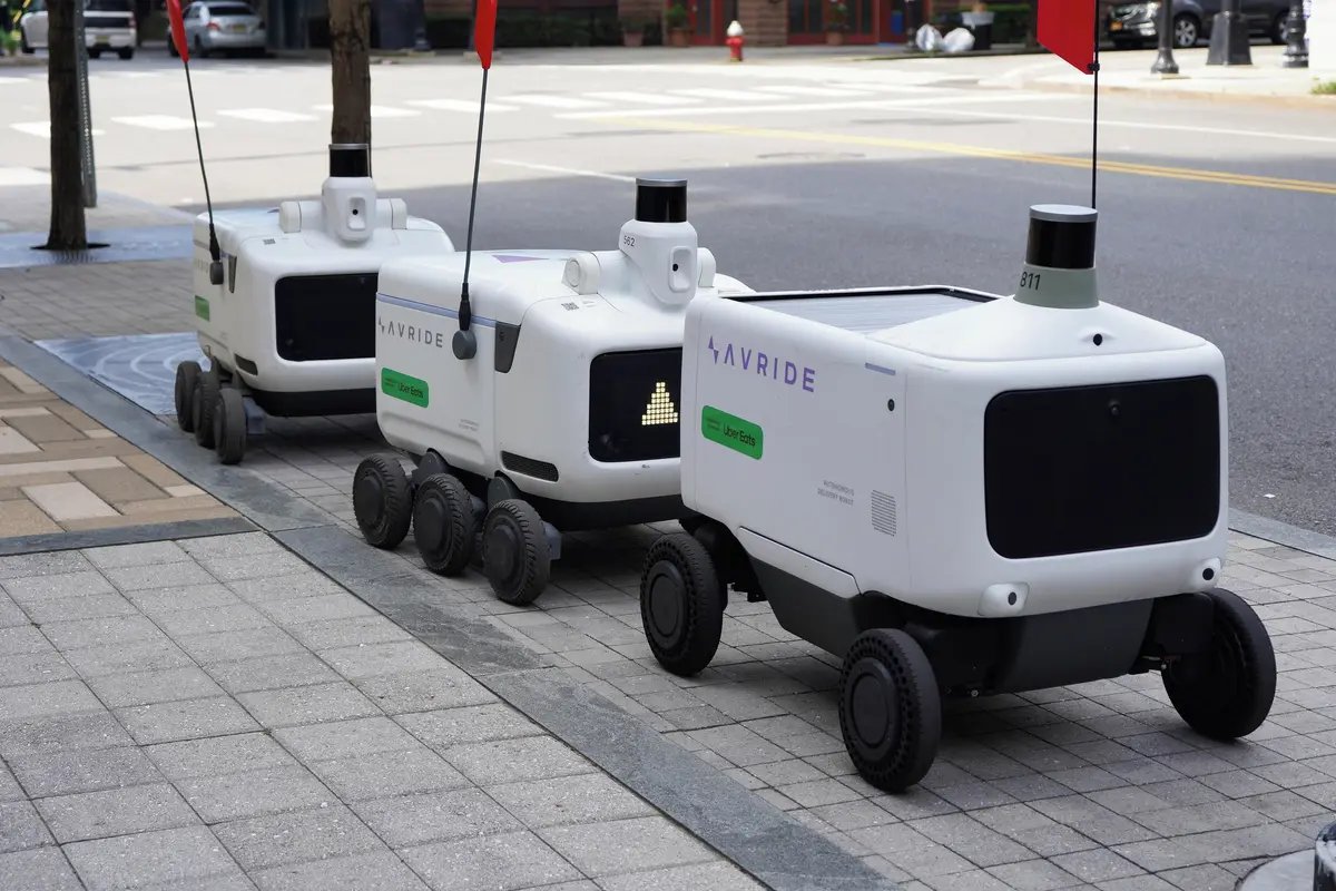 Seniorka vlastním tělem blokuje doručovací roboty. Tvrdí, že berou lidem práci