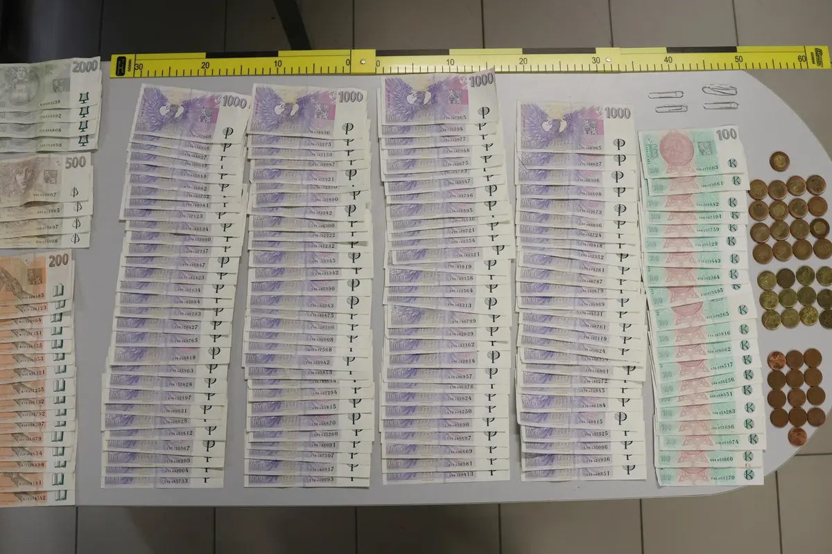 Z pošty na Liberecku zmizelo přes 100 tisíc. Zloděje s batohem naditým penězi chytili policisté poblíž