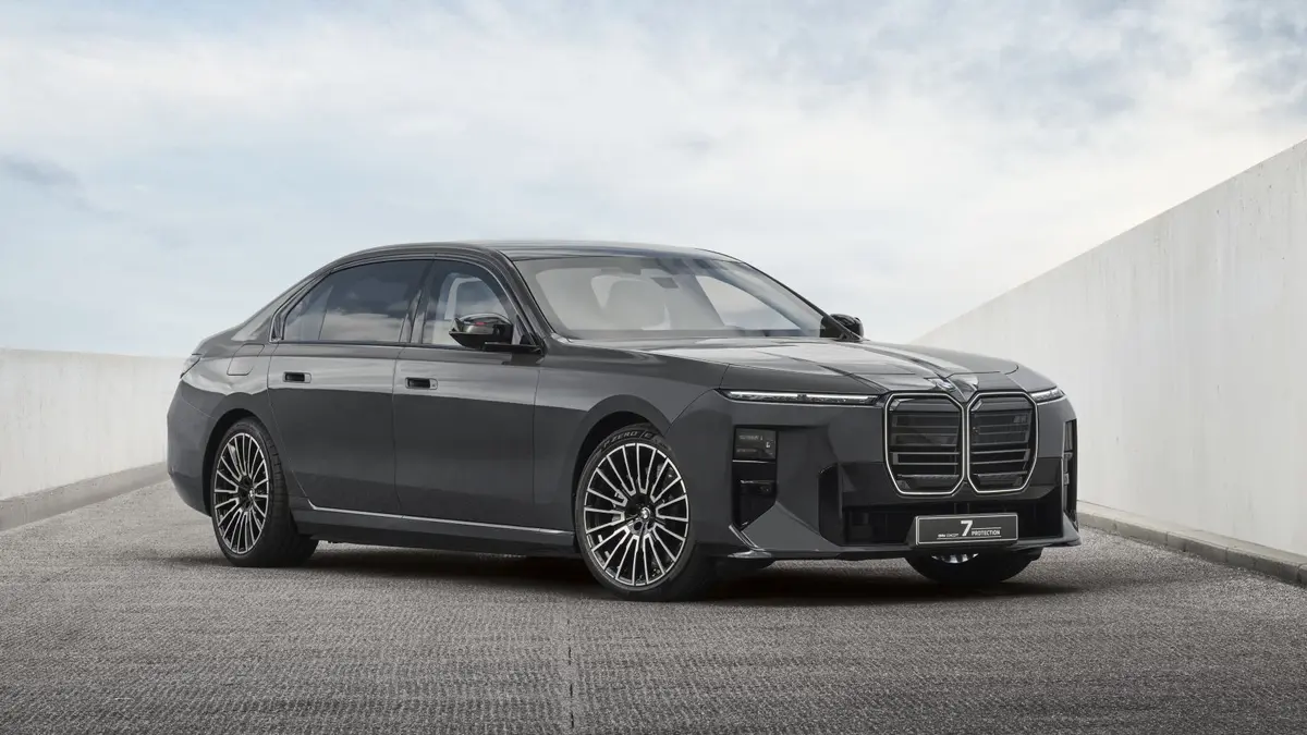 Diskrétní pancíř a nová lednička. BMW představilo obrněnou limuzínu řady 7