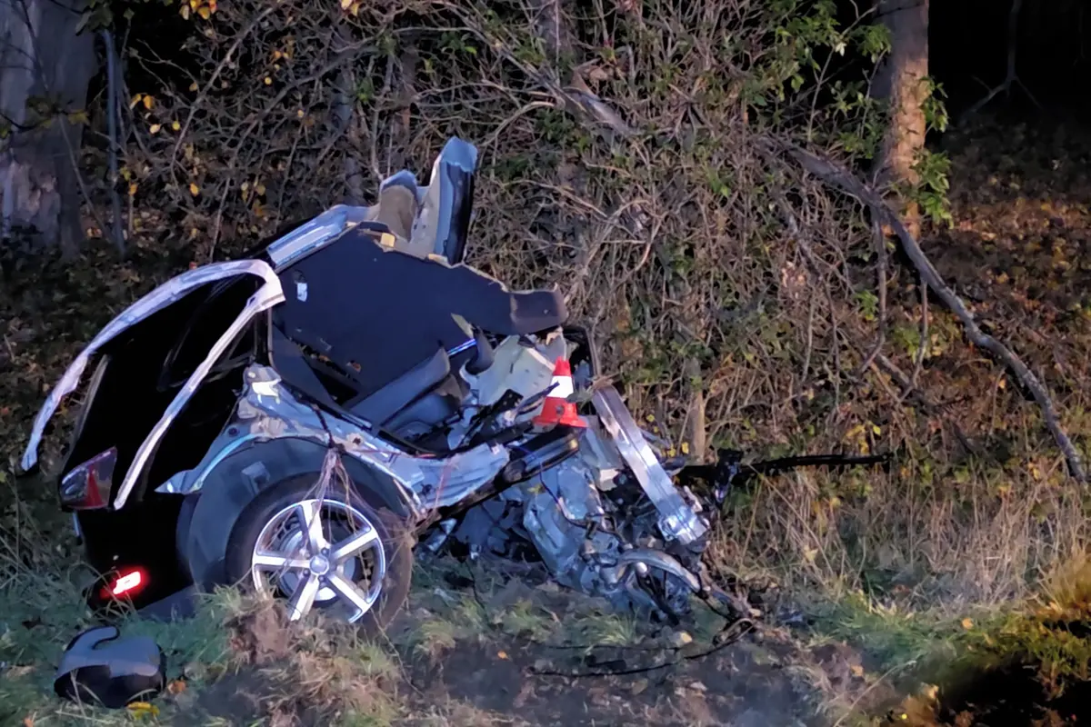 Auto se po nárazu rozpůlilo. Na jihu Čech zahynul řidič audi