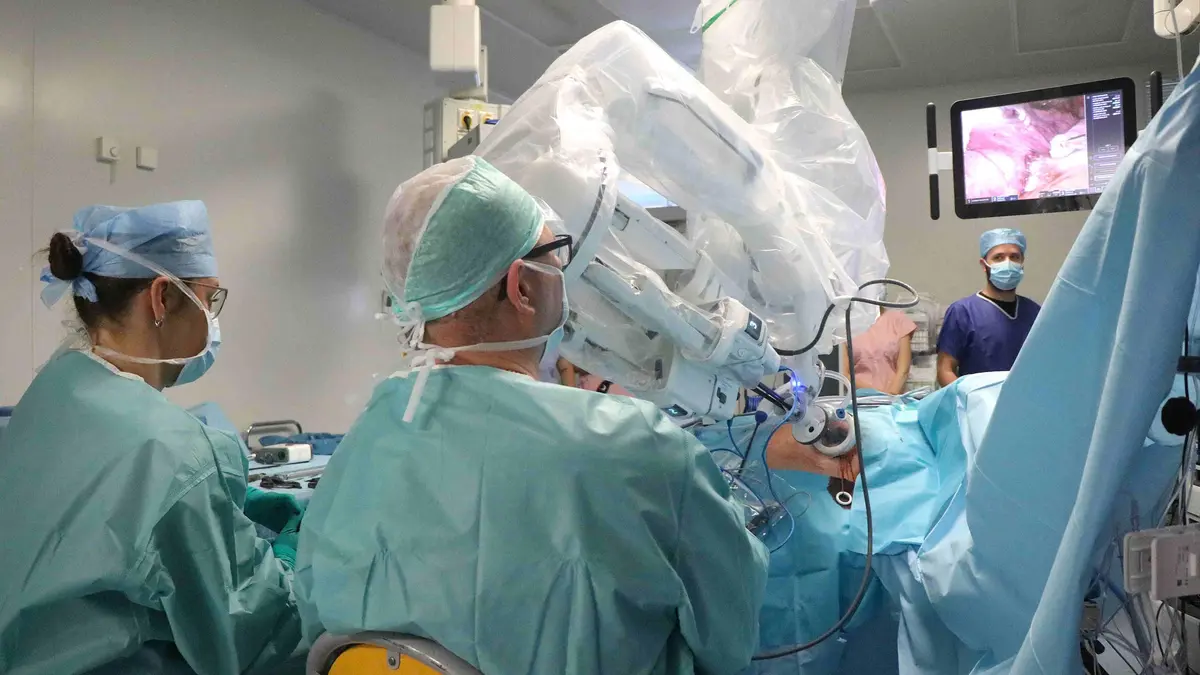Pacientce odstranili nádor plic jediným vstupem. Ústečtí chirurgové provedli unikátní robotickou operaci