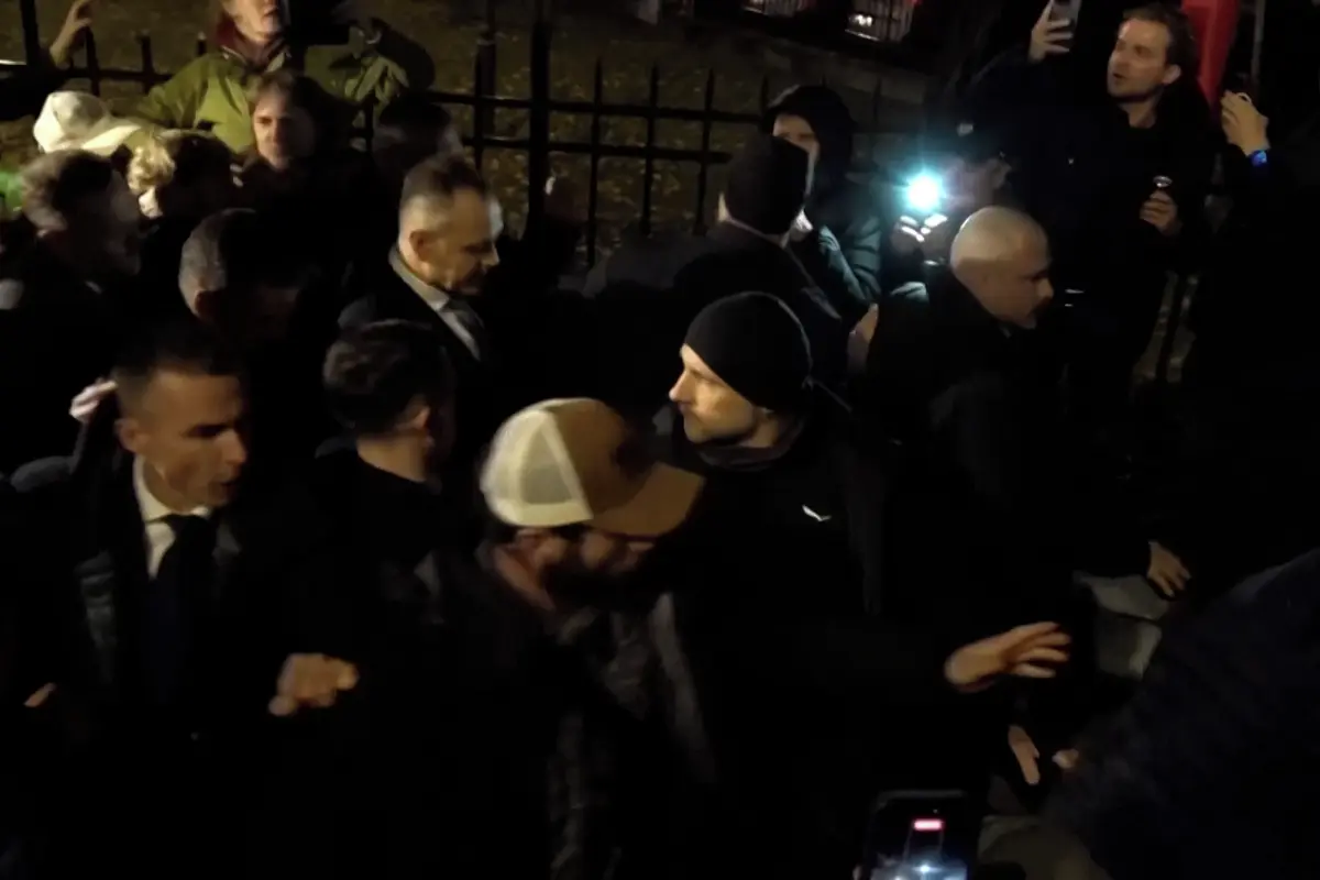 Polský prezident Nawrocki vstoupil do budovy ústavního soudu, došlo ke slovním potyčkám