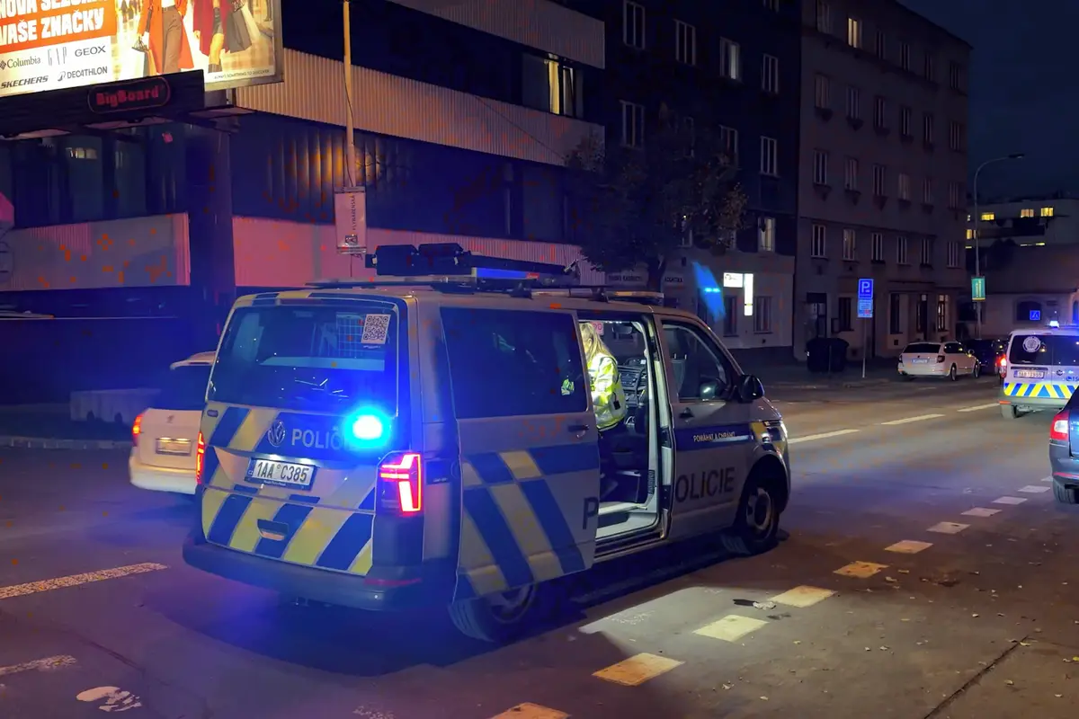 Rodina v pražských Košířích vběhla přímo do silnice. Policejní vůz srazil dívku