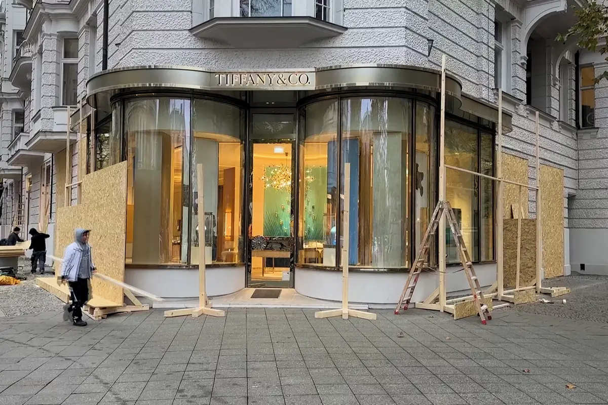 Zabedňují obchody, zavírají restaurace. Centra měst ve Francii a Německu se chystají na explozi násilí