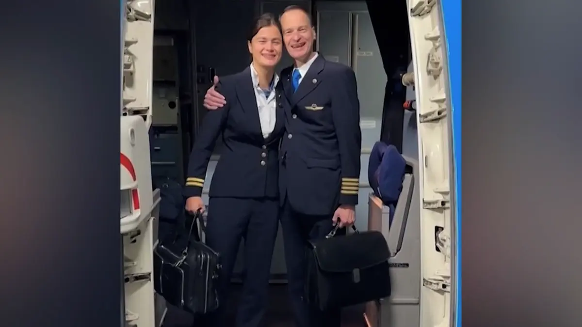Rodinné aerolinky? V komerčním letadle se sešli otec kapitán, dcera pilotka a matka stevardka