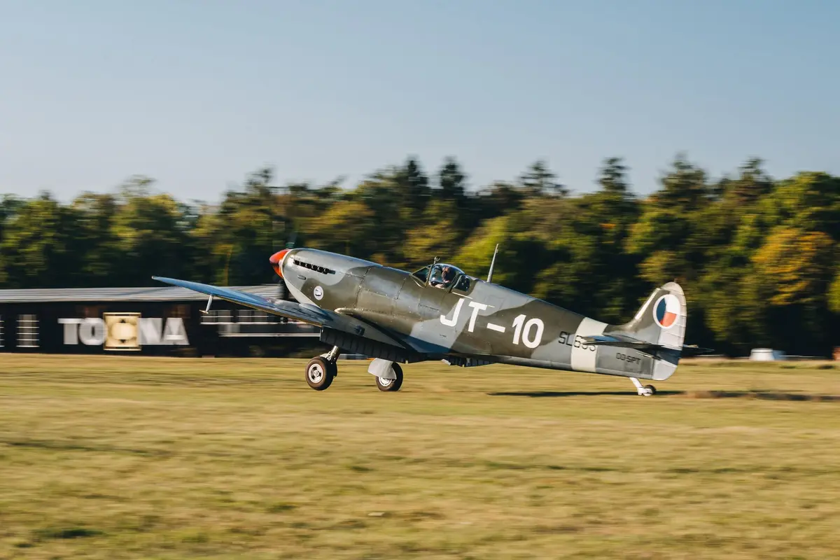 Na pražském letišti Točná je k vidění Spitfire 312. perutě