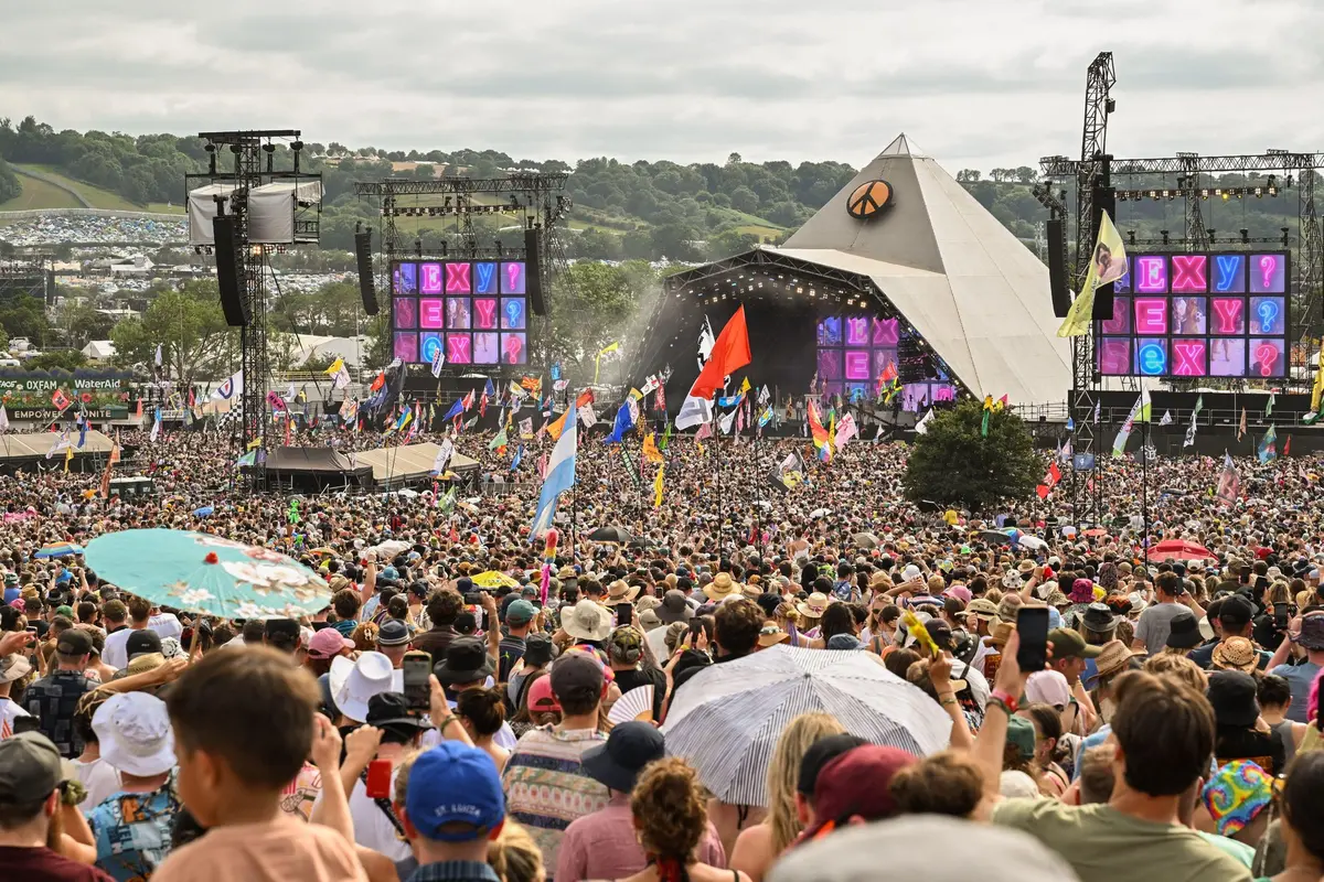 Festival Glastonbury nezveřejnil jméno jediné hvězdy. Přesto byl vyprodán za 42 minut