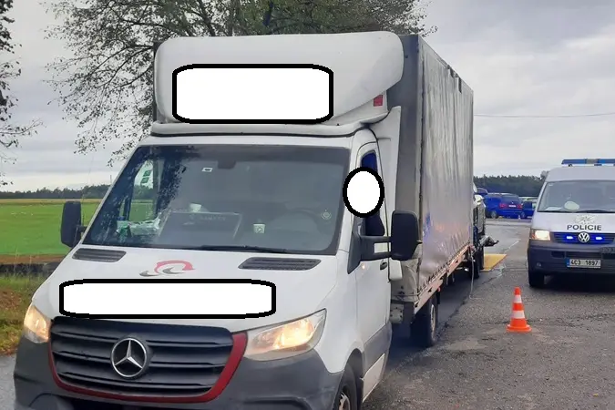 Rumun si vezl domů BMW a jímku. Přetížené vozidlo bez kola kličkovalo po silnici na Písecku