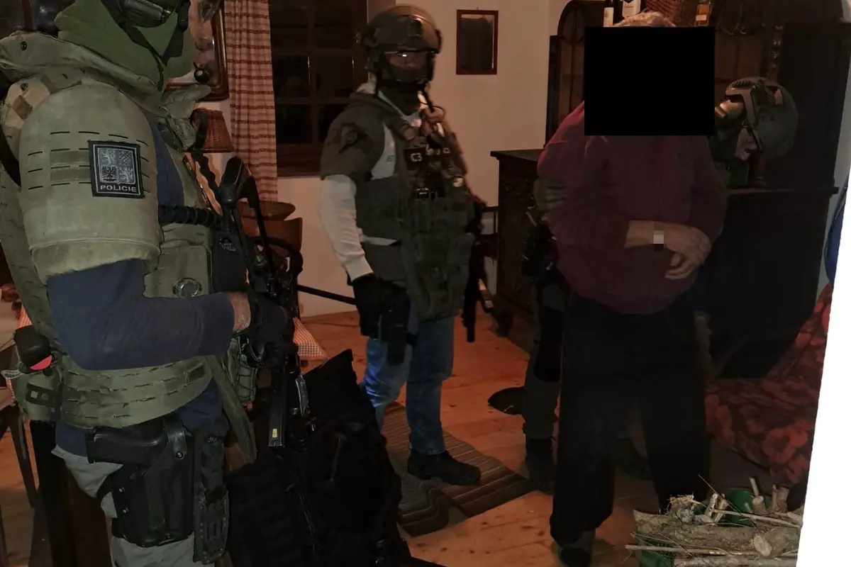 Sedmdesátník ze Strakonic vyhrožoval, že zastřelí soudce. Zadržela ho zásahovka