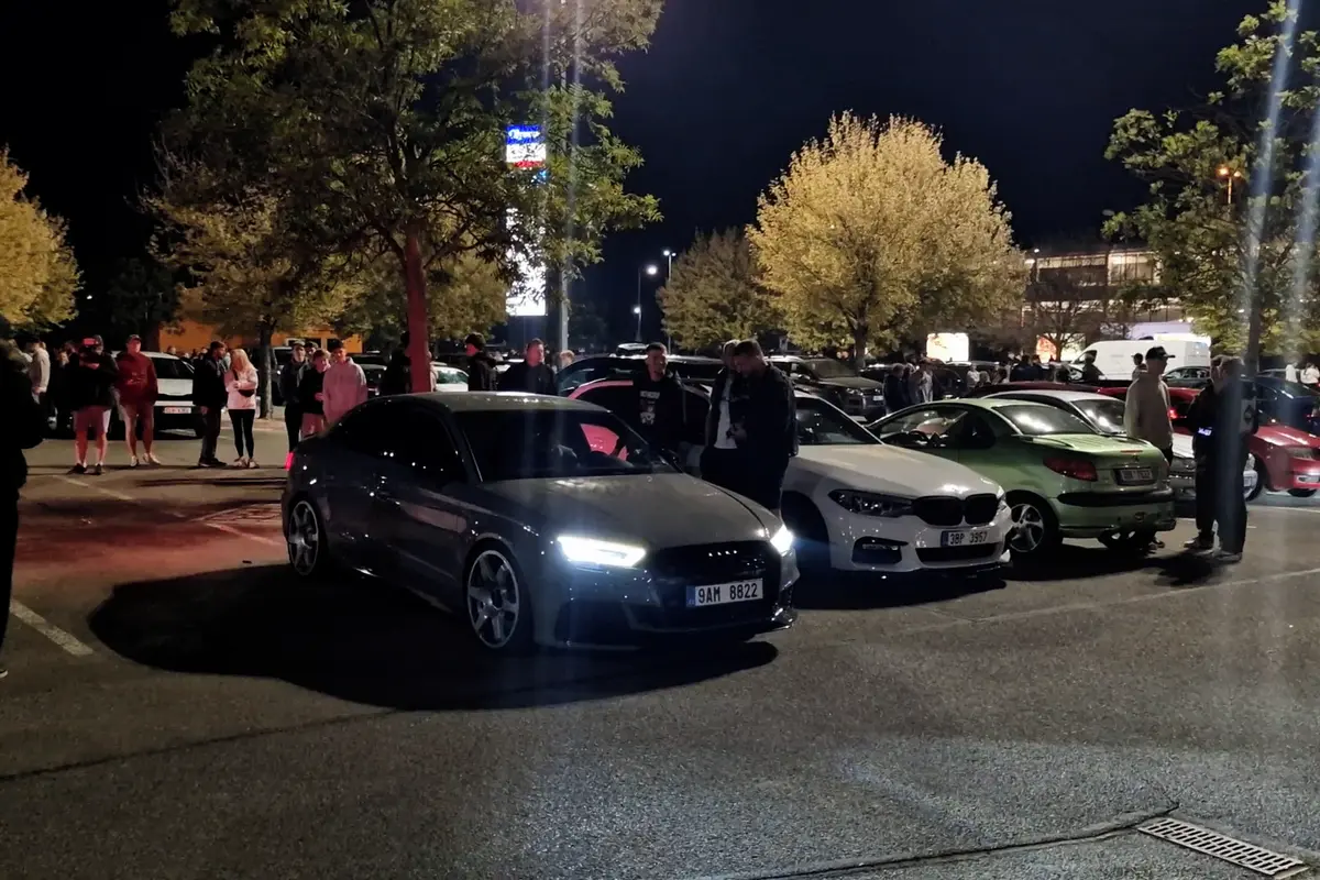 Příznivci tuningu dorazili do Brna. Řvoucí výfuky obdivují stovky lidí
