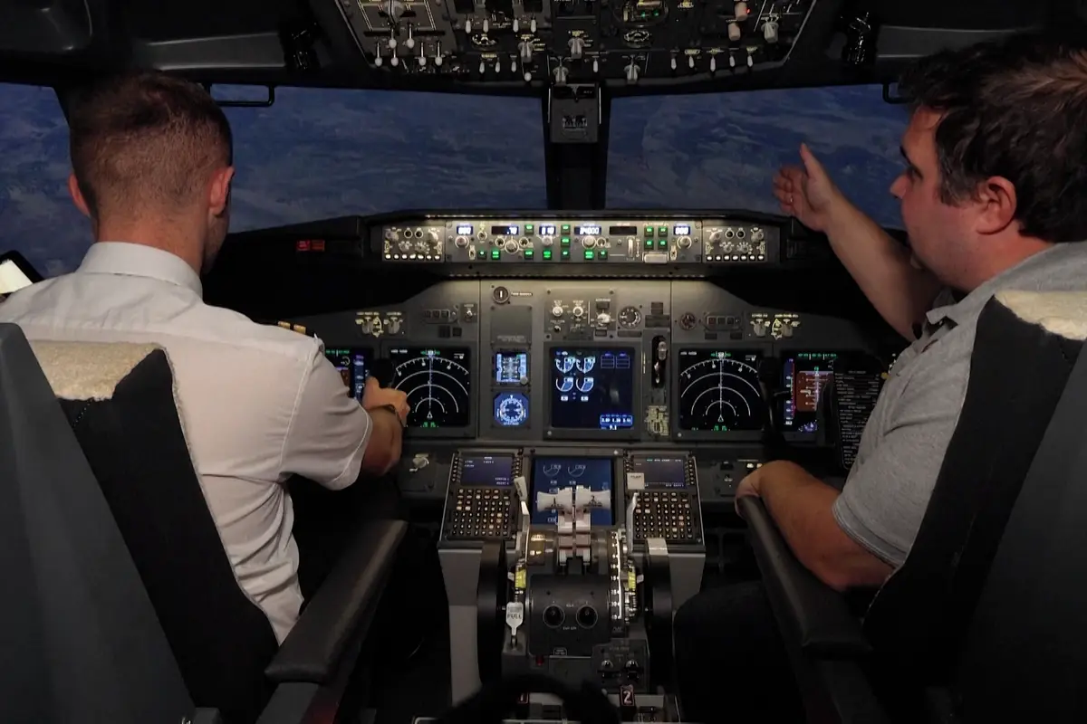 166 metrů za sekundu. Instruktor ukázal prudký pád letu FlyDubai