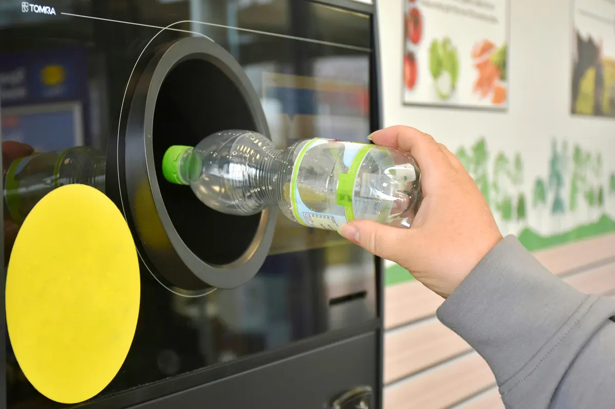Odevzdal do automatu 11 tisíc recyklovatelných lahví a plechovek. Desetihodinovou akci natočil
