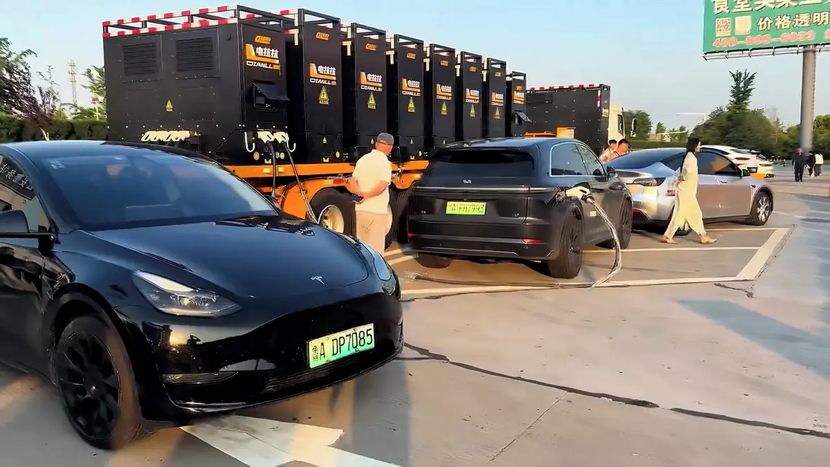 Příliš mnoho elektromobilů na cestě. Čína pro ně nasazuje obří mobilní powerbanky