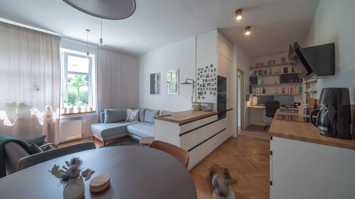 Mladí architekti vtiskli svému bytu novou dispozici. S původními podlahami se loučit nechtěli
